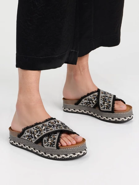 Klapki na koturnie z koralikami i plecioną platformą Black