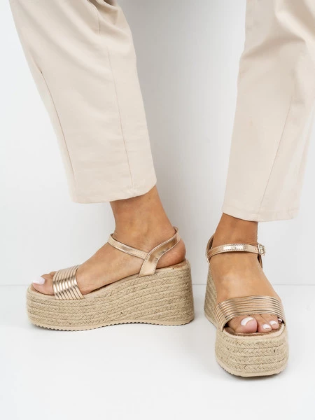 Sandały na koturnie z plecionki w kolorze Champagne