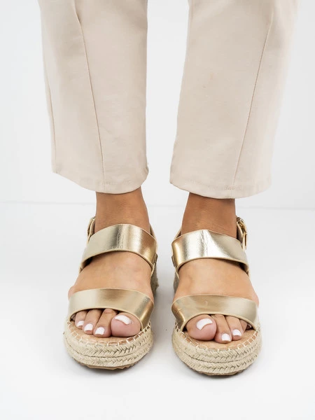 Sandały na koturnie z plecioną podeszwą w kolorze Gold
