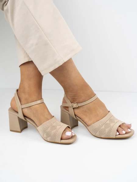 Sandały na obcasie z ażurowym przodem w kolorze Khaki