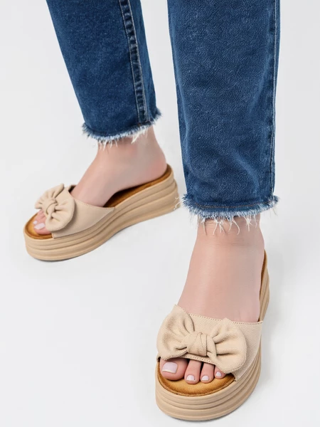 Klapki damskie z kokardą na koturnie w kolorze Beige