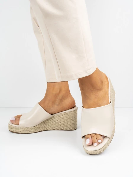 Klapki na koturnie z plecionym detalem w kolorze Beige