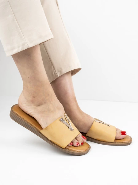 Modne klapki damskie w kolorze Beige