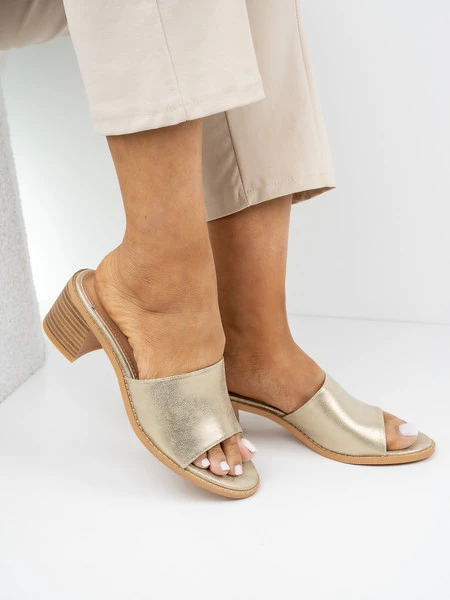 Klapki na obcasie eleganckie ze skóry w kolorze Gold