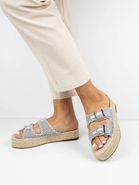 Klapki na koturnie damskie z plecionką w kolorze Silver