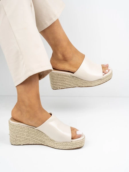 Klapki na koturnie z plecionym detalem w kolorze Beige