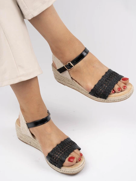 Sandały na koturnie z plecionym paskiem w kolorze Black