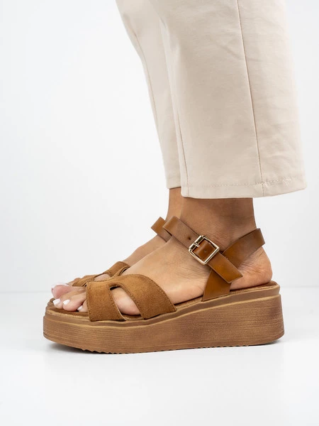 Sandały na koturnie z regulowanym paskiem w kolorze Camel
