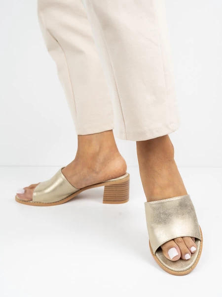 Klapki na obcasie eleganckie ze skóry w kolorze Gold