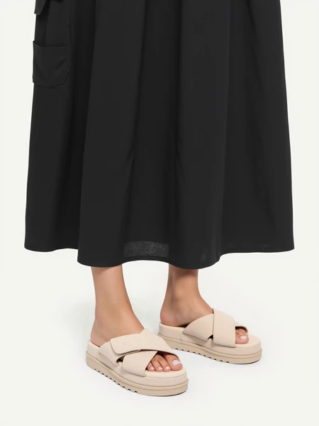 Klapki na koturnie z szerokim paskiem w kolorze Beige