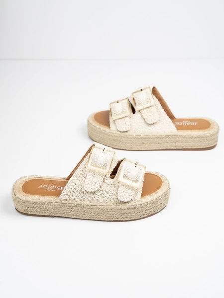 Klapki na koturnie z ozdobnymi klamrami w kolorze Beige