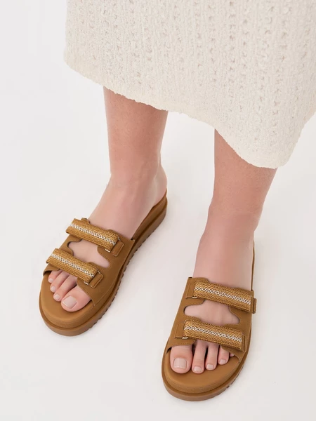 Sandały na koturnie z zamszowymi paskami i zapięciem na rzep w kolorze Camel