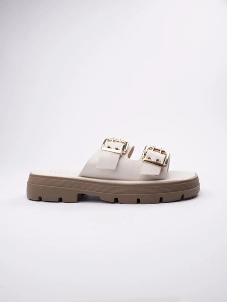Klapki na platformie z metalowymi klamrami w kolorze Beige