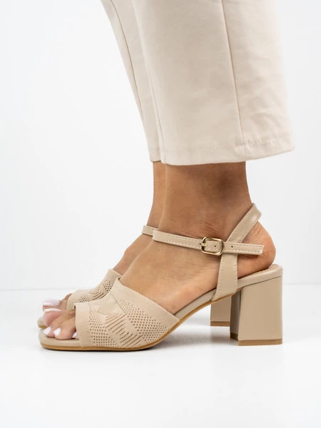Sandały na obcasie z ażurowym przodem w kolorze Khaki