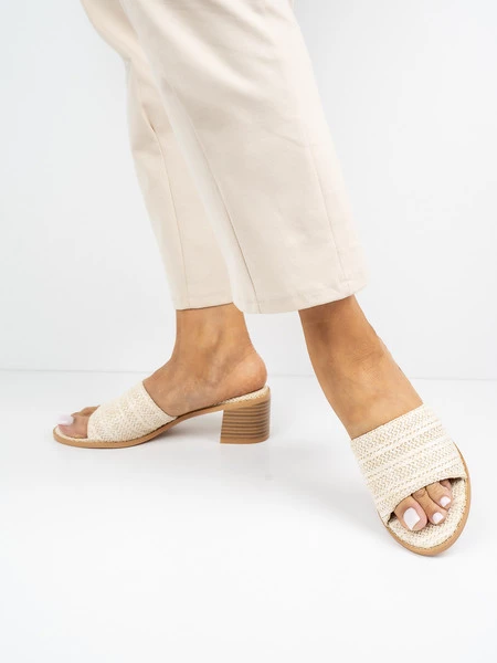 Klapki eleganckie damskie z plecionym paskiem w kolorze Beige