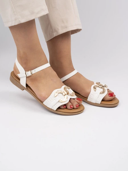 Sandały płaskie z ozdobną klamrą skórzane White