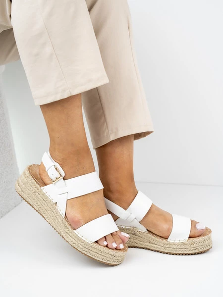 Sandały na koturnie z paskami w kolorze White