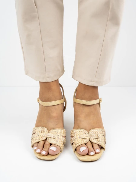 Sandały z obcasem i ozdobnym paskiem w kolorze Beige