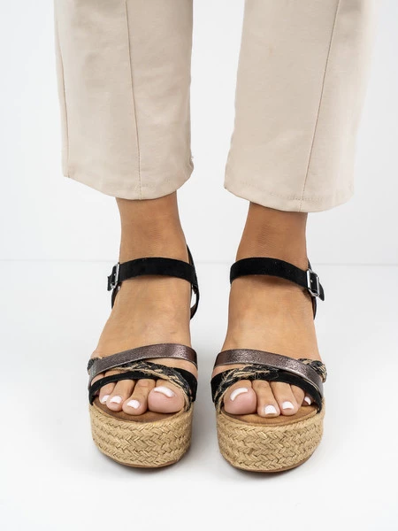 Sandały na koturnie z plecionką w kolorze Black