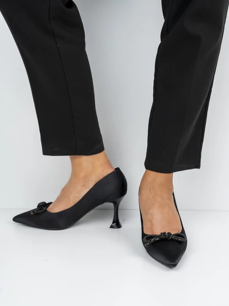 Czółenka z ozdobnym węzłem na niskim obcasie w kolorze Black