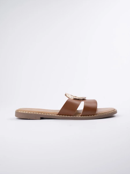 Klapki płaskie damskie ze skórzanymi paskami i złotą klamrą Camel