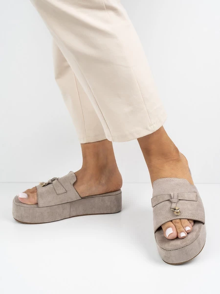 Klapki na koturnie z ozdobą w kolorze Khaki