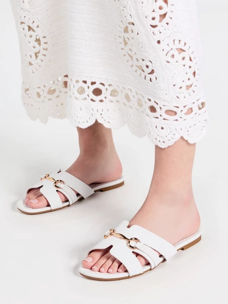 Klapki płaskie z metalową ozdobą White