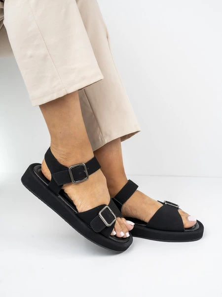 Sandały płaskie z dużymi klamrami w kolorze Black