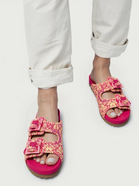 Klapki płaskie z plecionką i klamrami w kolorze Fushia