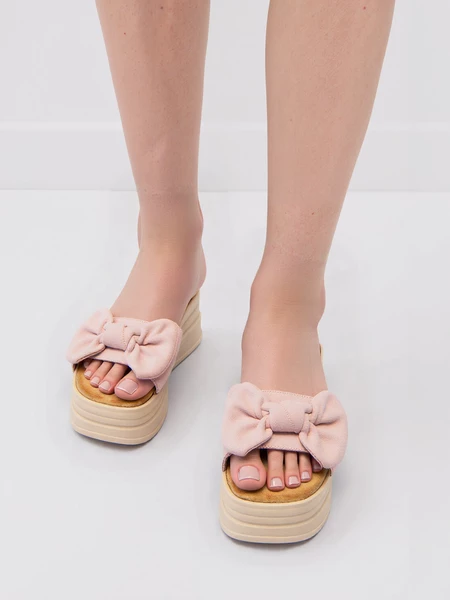Klapki damskie BOW PINK – na wysokiej platformie, modne i wygodne