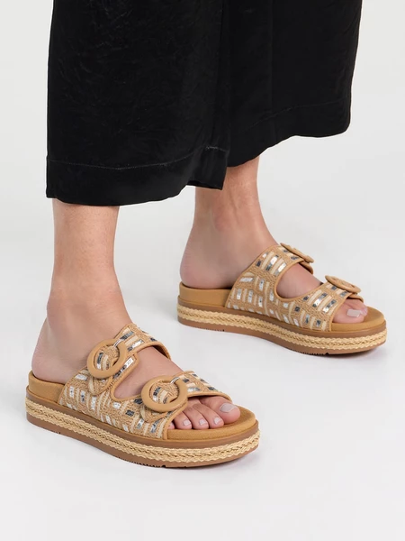 Klapki damskie na koturnie z plecioną cholewką w kolorze Beige