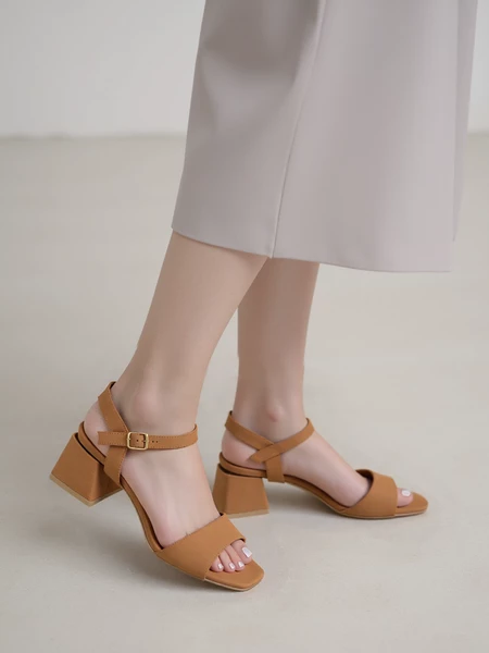 Damskie Sandały ELEGANCE CAMEL – Klasyka w Naturalnym Wydaniu