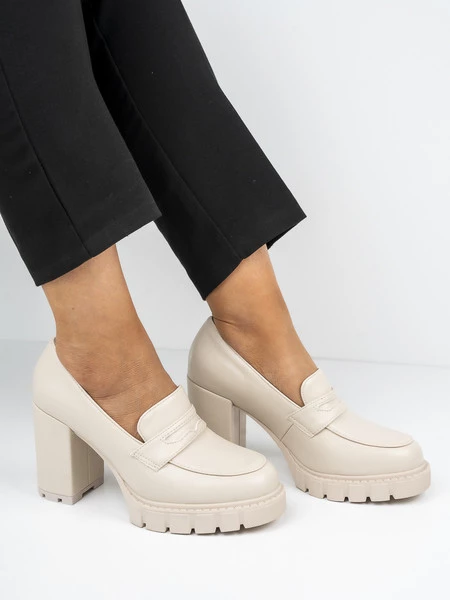 Mokasyny na obcasie z masywną podeszwą w kolorze Beige