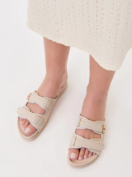 Klapki damskie skórzane z rzepami w kolorze Beige