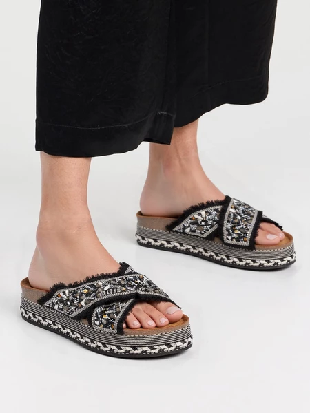 Klapki na koturnie z koralikami i plecioną platformą Black