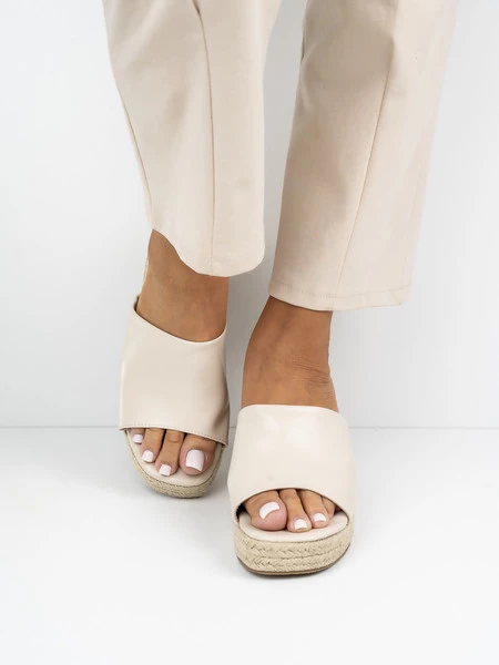 Klapki na koturnie z plecionym detalem w kolorze Beige