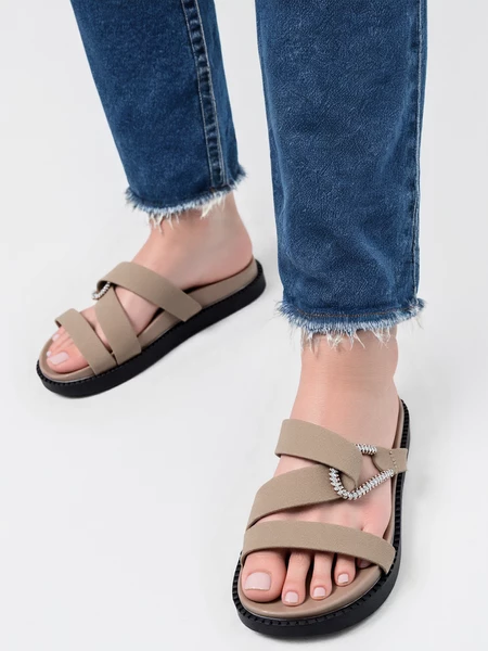 Klapki płaskie z zamszowymi paskami i klamrą w kolorze Beige