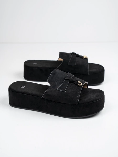 Klapki na koturnie z ozdobną klamrą w kolorze Black