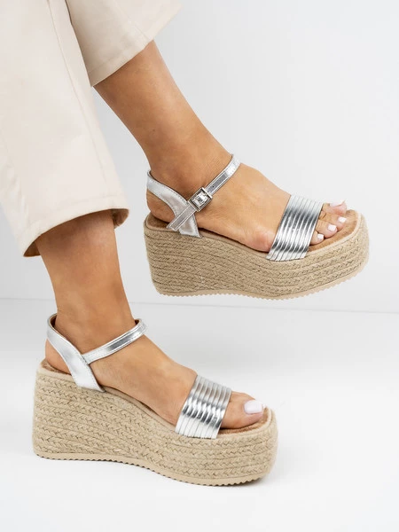 Sandały na koturnie z paskiem w kolorze Silver