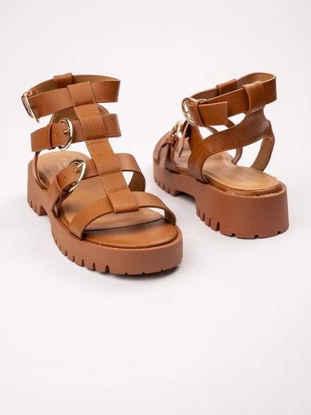 Sandały na koturnie z paskami i klamrami w kolorze Camel