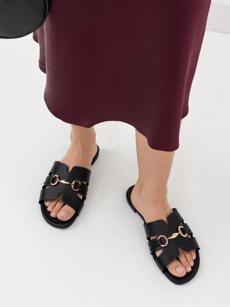 Klapki eleganckie ze skórzaną konstrukcją i metalowymi ozdobami Black