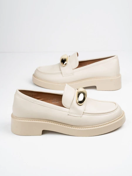 Mokasyny stylowe z metalowym zdobieniem w kolorze Beige