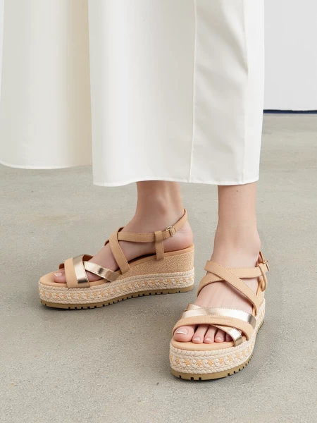 Sandały na koturnie z plecionym koturnem i paskami w kolorze Apricot