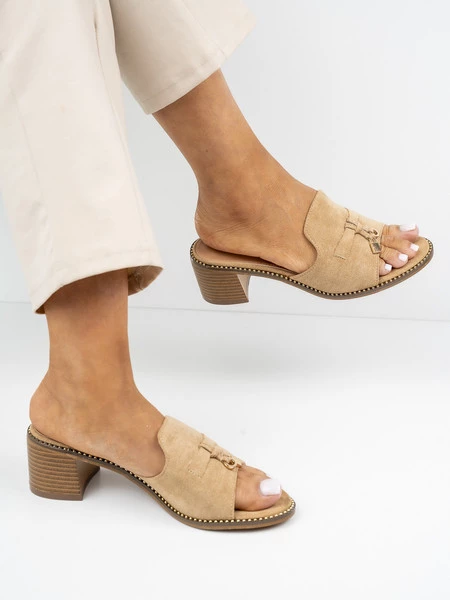 Klapki na obcasie eleganckie z ozdobnym detalem w kolorze Khaki