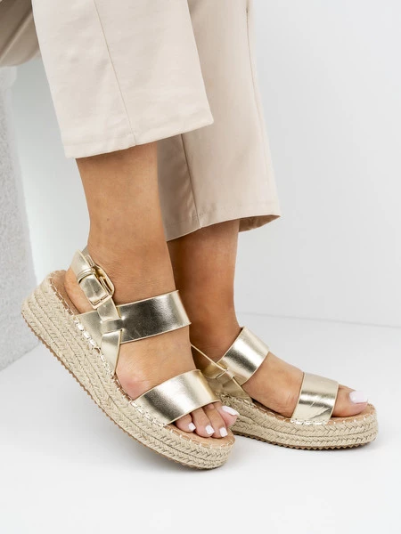 Sandały na koturnie z plecioną podeszwą w kolorze Gold