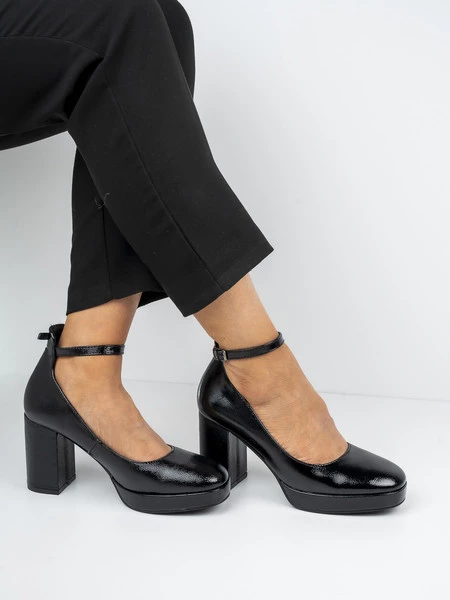 Czółenka damskie na obcasie z paskiem w kolorze Black