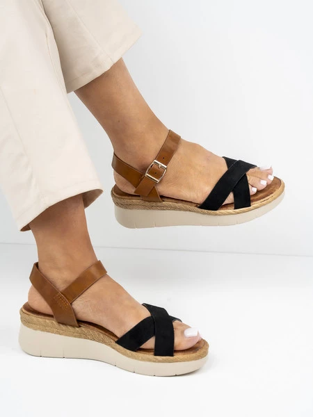 Sandały na koturnie z paskami krzyżowymi w kolorze Black