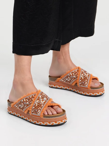 Klapki na koturnie z cekinami i plecionym wzorem Orange