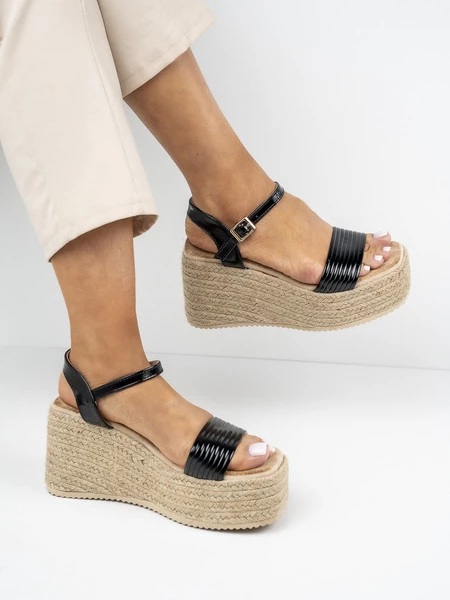 Sandały na koturnie z paskiem i plecioną podeszwą w kolorze Black