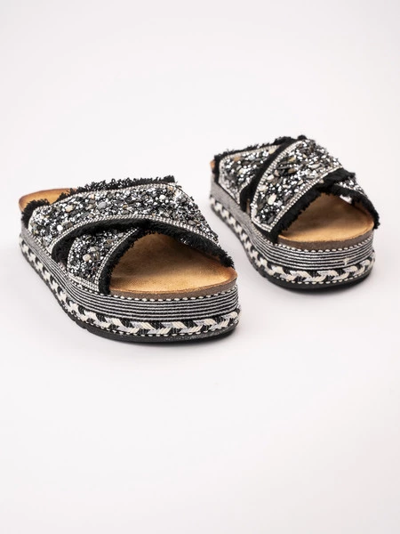 Klapki na koturnie z koralikami i plecioną platformą Black